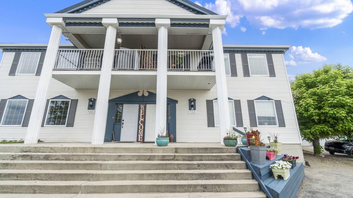 Vernon Apartment | Lake View Hideaway - 3 bed, 2 bath, sleeps 8
