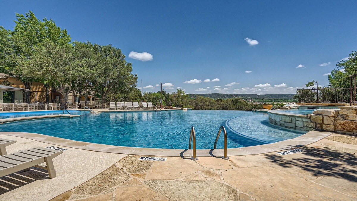 Jonestown House | Lake View @ Hollows Resort: Pools, Pets, Balconies