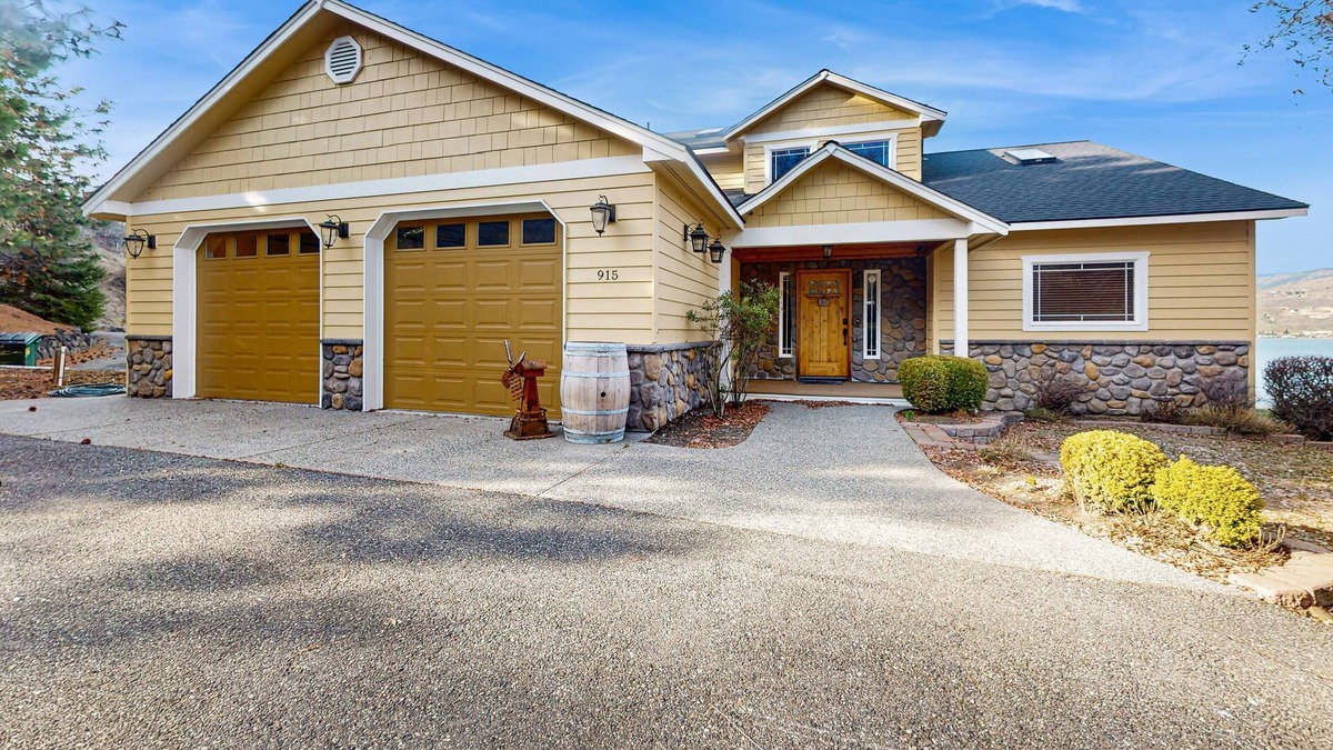 Ardenvoir House | Lake view home with a great deck - walking distance to wineries