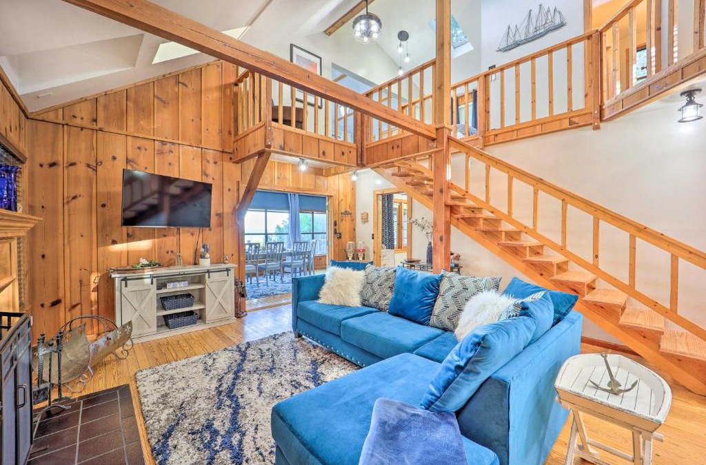 Bernice House | Lake-View Home with Deck and Gas Grill in Bernice!