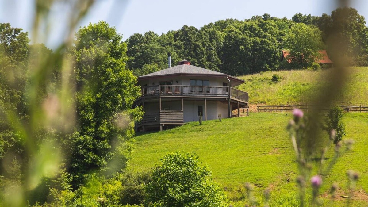 Logan Cabin | Lake View - Hosted by The Chalets