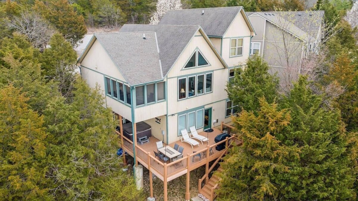 Hollister Cabin | Lake View, Hot Tub, Fire pit, Gameroom w/Pinball