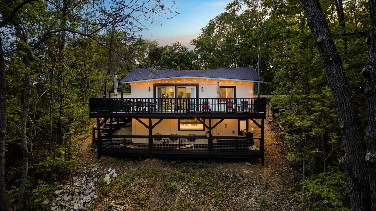 Luray Cabin | Lake-view! Hot Tub! Fire Pit. Grill. Game Room. King bed.