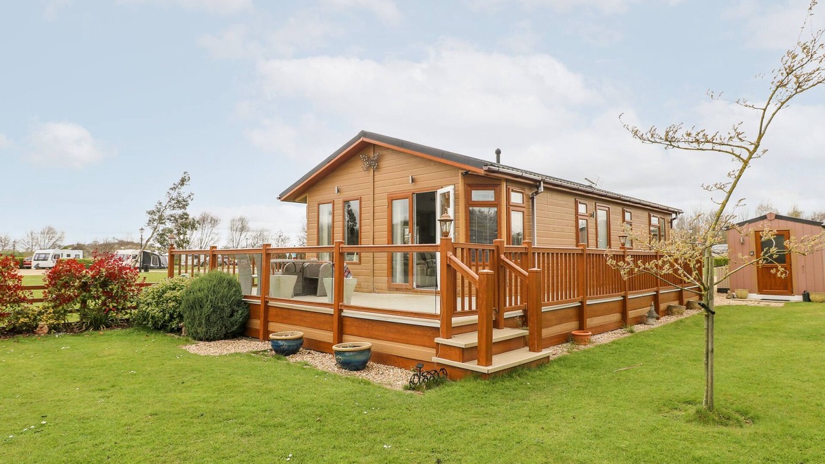 Grantham Cottage | LAKE VIEW LODGE, family friendly, with a garden in Barkston
