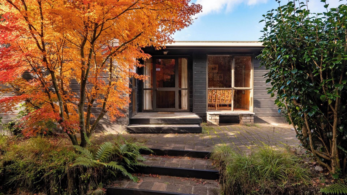 Pukawa House | Lake View Lodge - Taupo Holiday Home