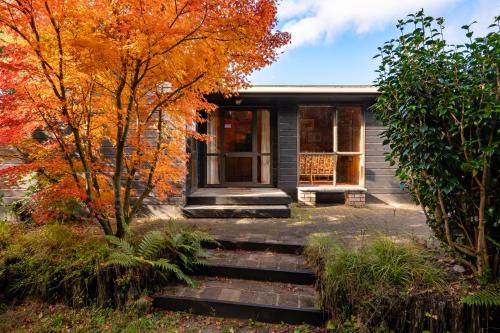 Pukawa House | Lake View Lodge - Taupo Holiday Home