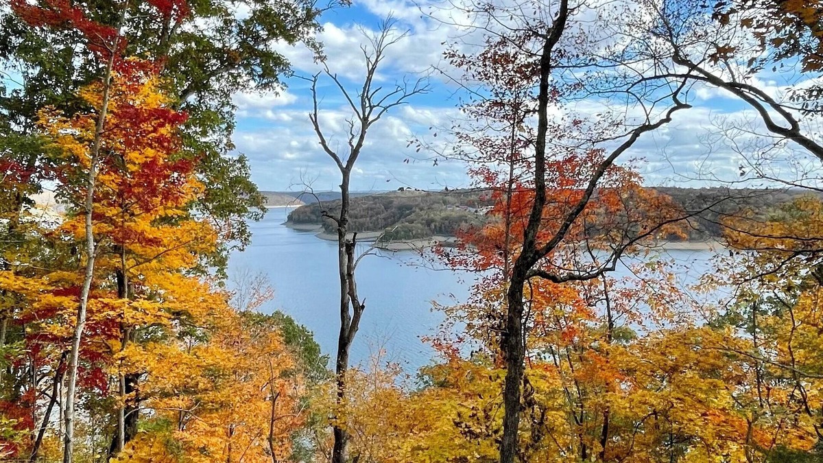 Windsor Cabin | Lake View LoftnCabin is only 2 miles from Wolf Creek Marina, nLake Cumberland KY