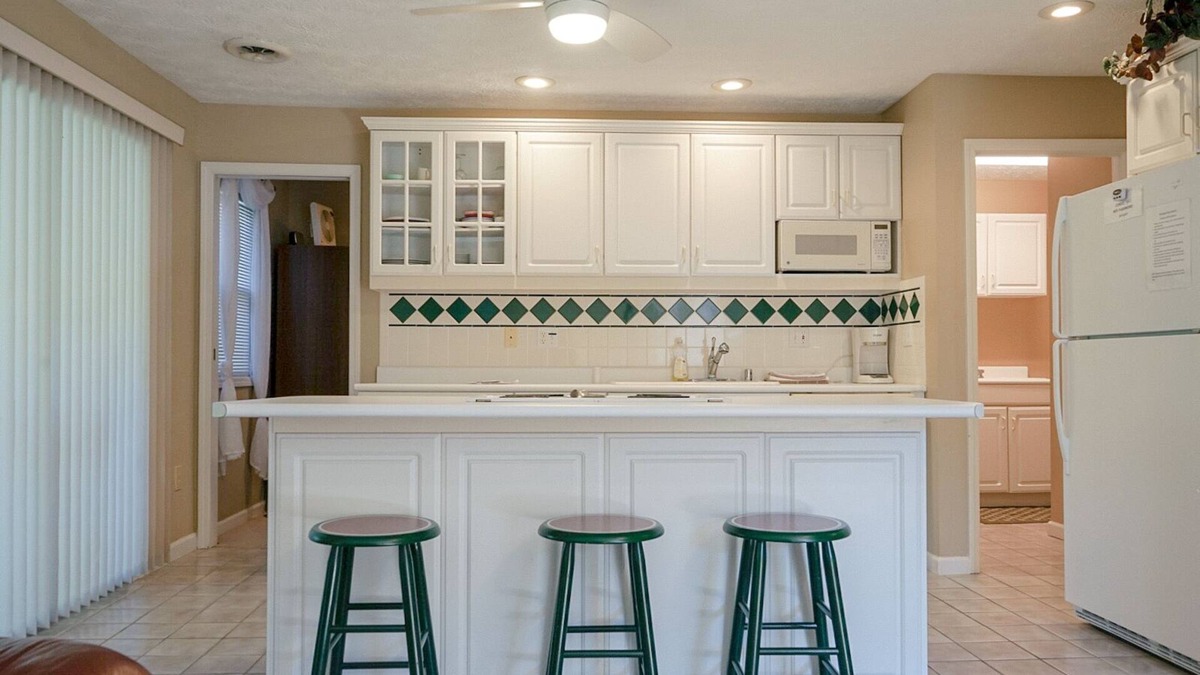 Burnside Condo | Lake View Lounge 104-2- Golf, Pool, Pickleball