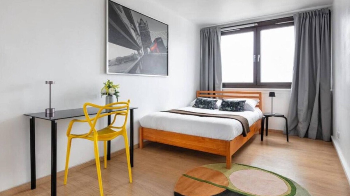 Woodberry Down Apartment | Lake View Minimalist Apartment|3 Beds|6 Guest