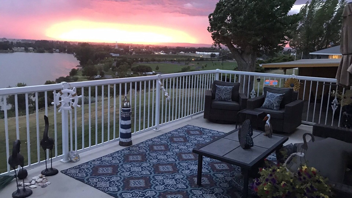 Moses Lake House | Lake View - Nature's Oasis! King Bed/Sleeps 10
