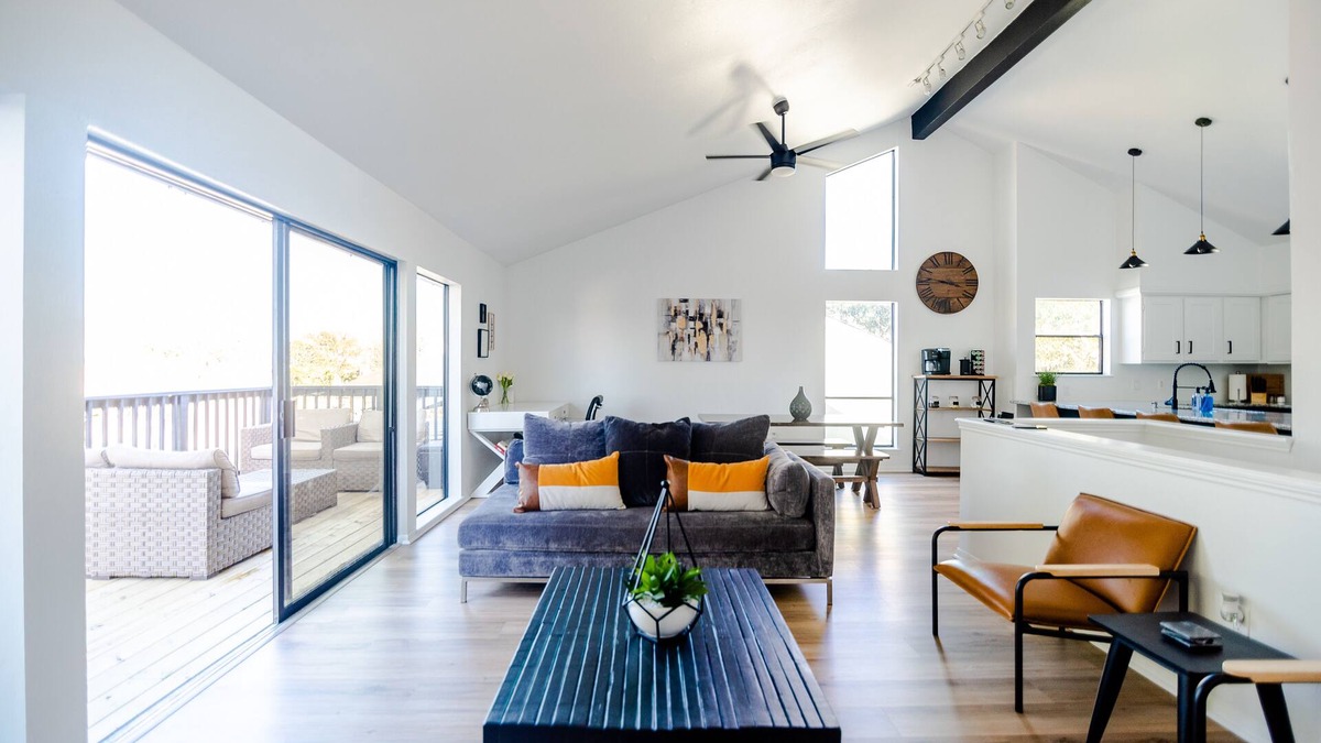 April Sound House | Lake View. Private deck. New Interior. Walk 2 Lake
