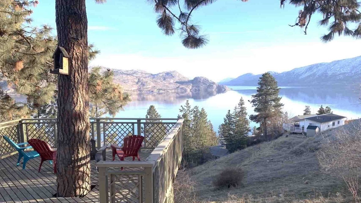 Central Okanagan House | Lake View private MAIN Suite - 2 mins drive to Beach Ave/Downtown