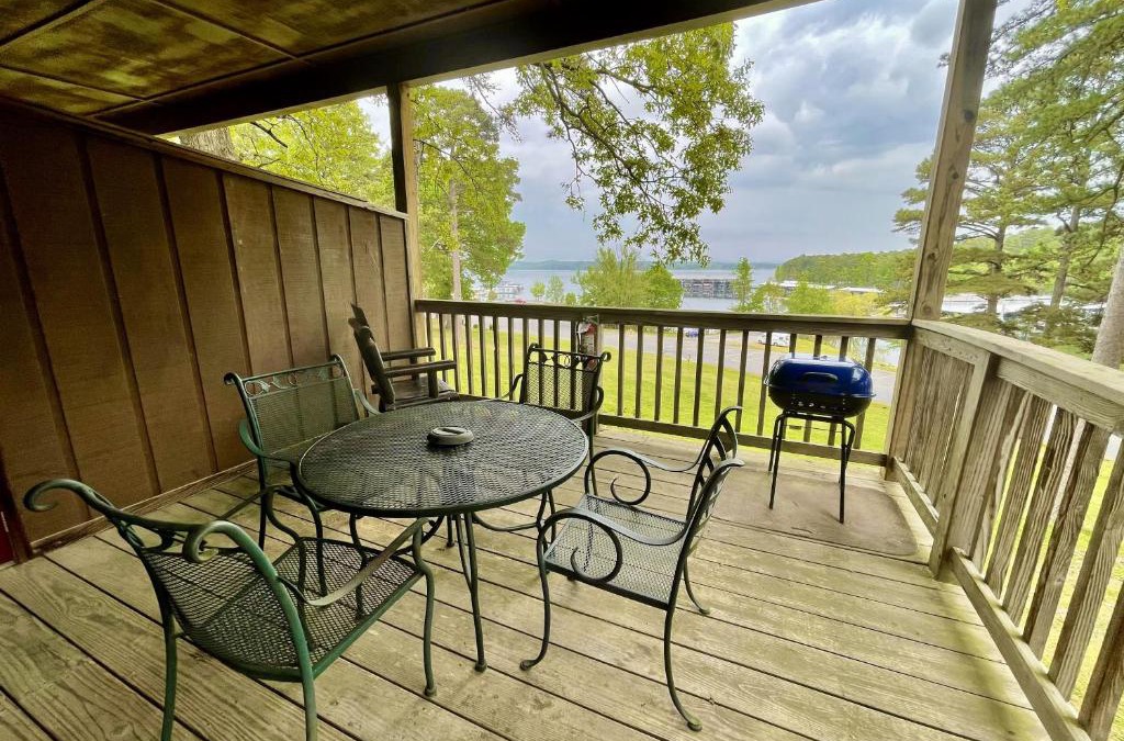 Mount Ida Hotel | Lake view queen guest room with two queens, sleeper sofa and patio overlooking Lake Ouachita, Hotel Room