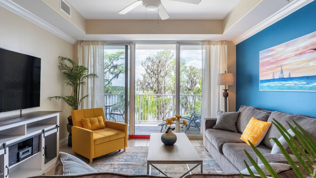 Florida Central Atlantic Coast Resort | Lake View Resort, 2 BR, 2 bath, sleeps 8, 2 MI to Disney with pool, balcony, gym