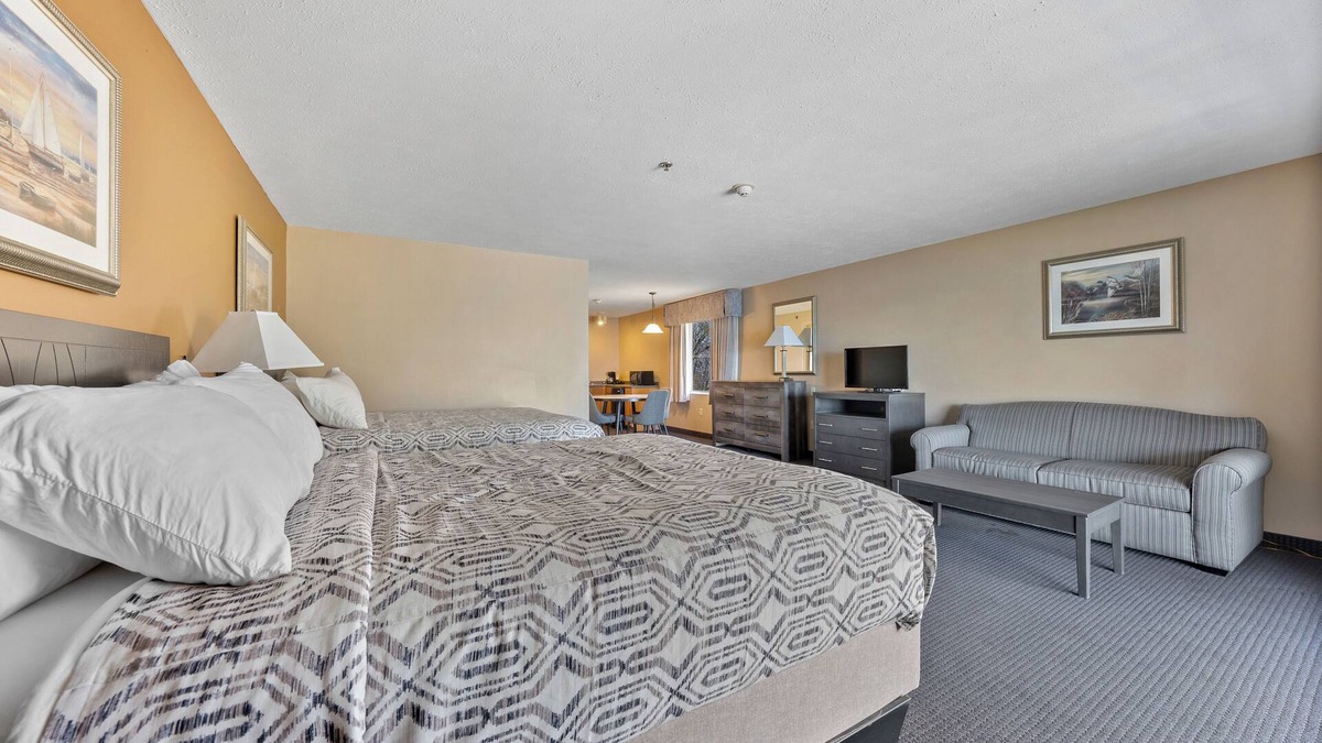 Put-in-Bay Hotel | Lake View Suite Put in Bay - Sleeps 6 People