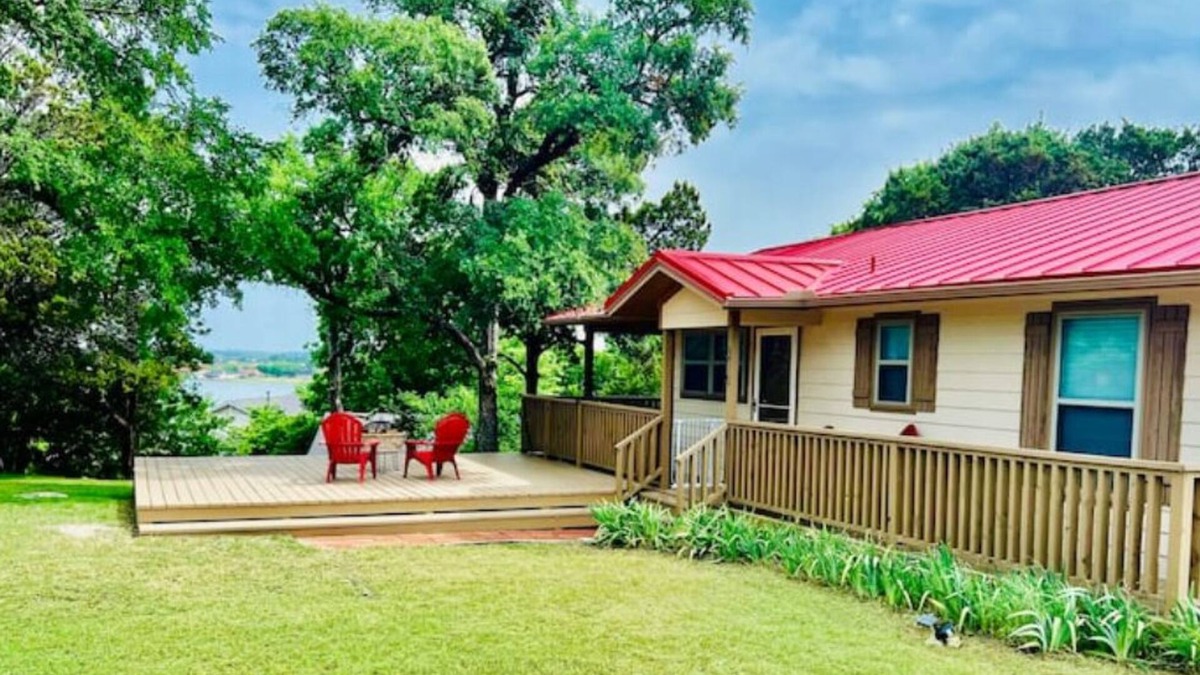 Granbury Cabin | Lake view & tree house vibes with 2 outdoor decks!