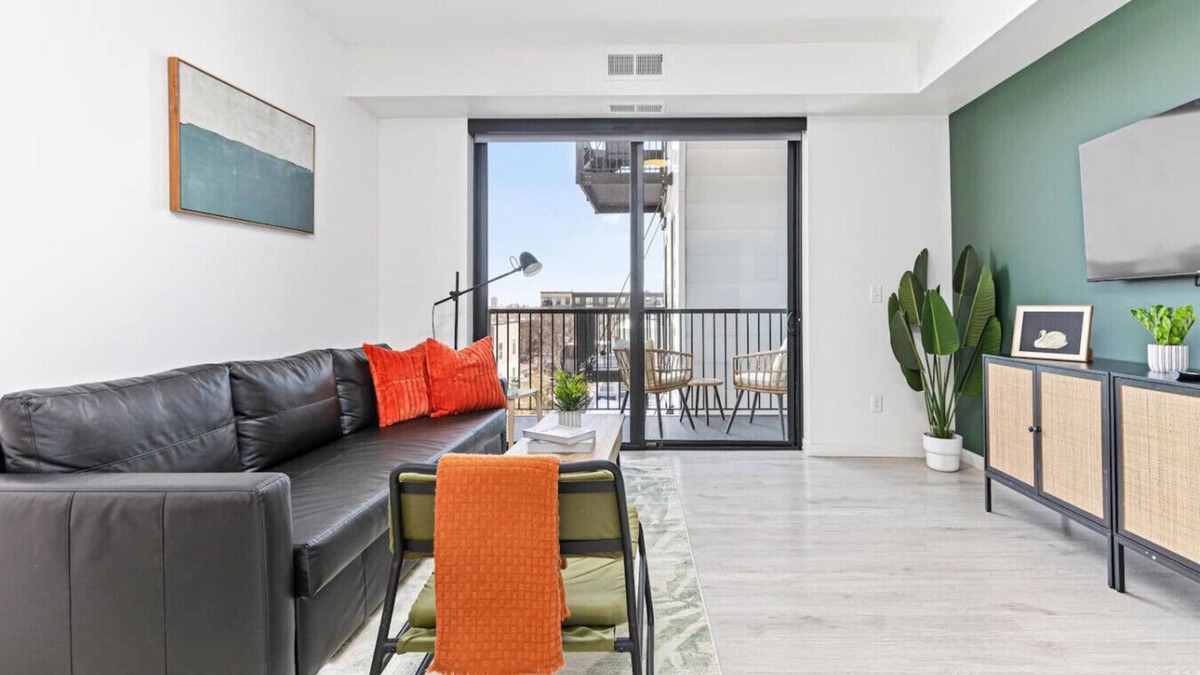 Uptown Apartment | Lake View Uptown Apt | Near Downtown & Museums
