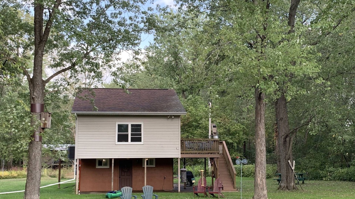 Trempealeau Cottage | Lake View Vacation Rental - Equipped w/Bikes, Kayaks, Grill & Fire Pit
