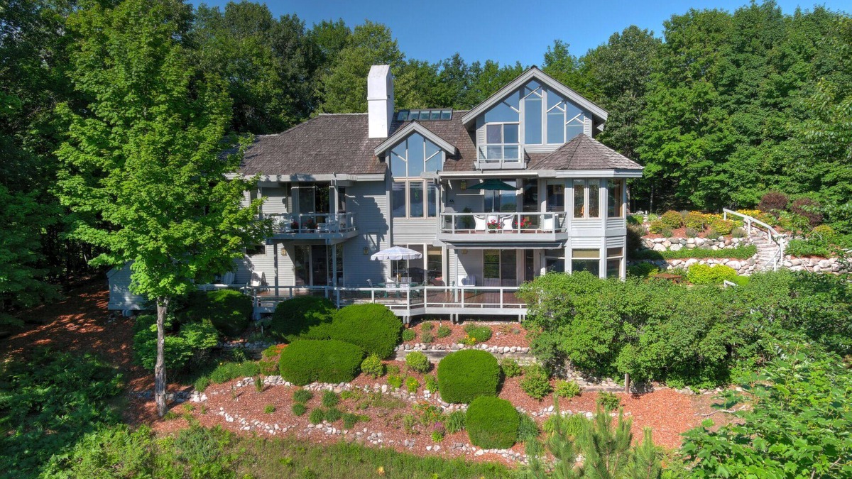 Central Lake Villa | Lake View Villa Bellaire