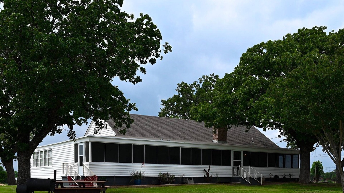 Buchanan Dam House | Lake View Villas at Buchanan Dam. A Farmhouse Villa on the Water!