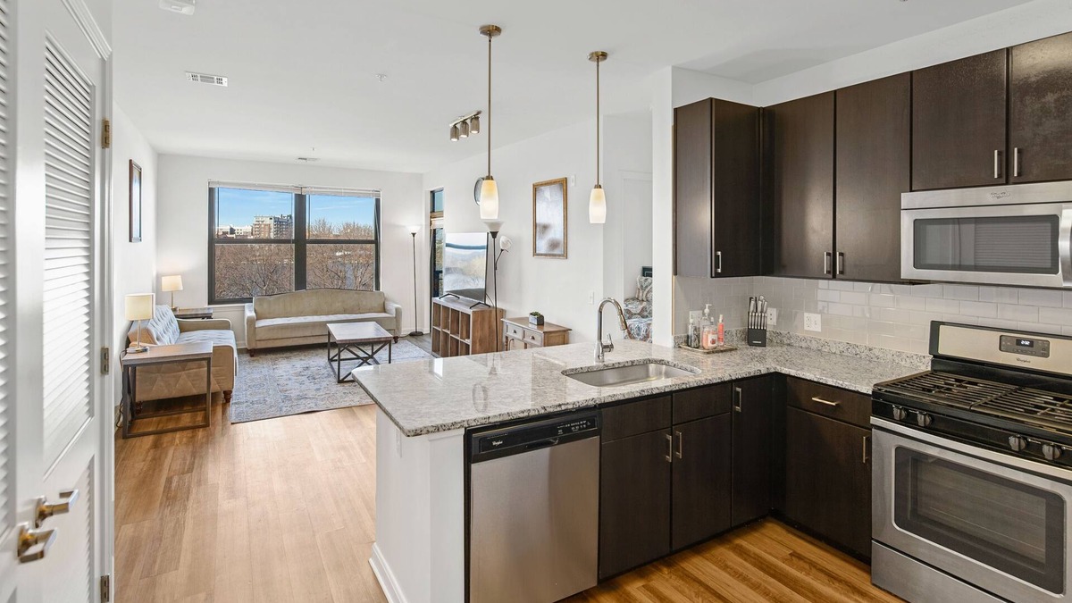 Assembly Square Apartment | Lake View W/balcony Assembly row