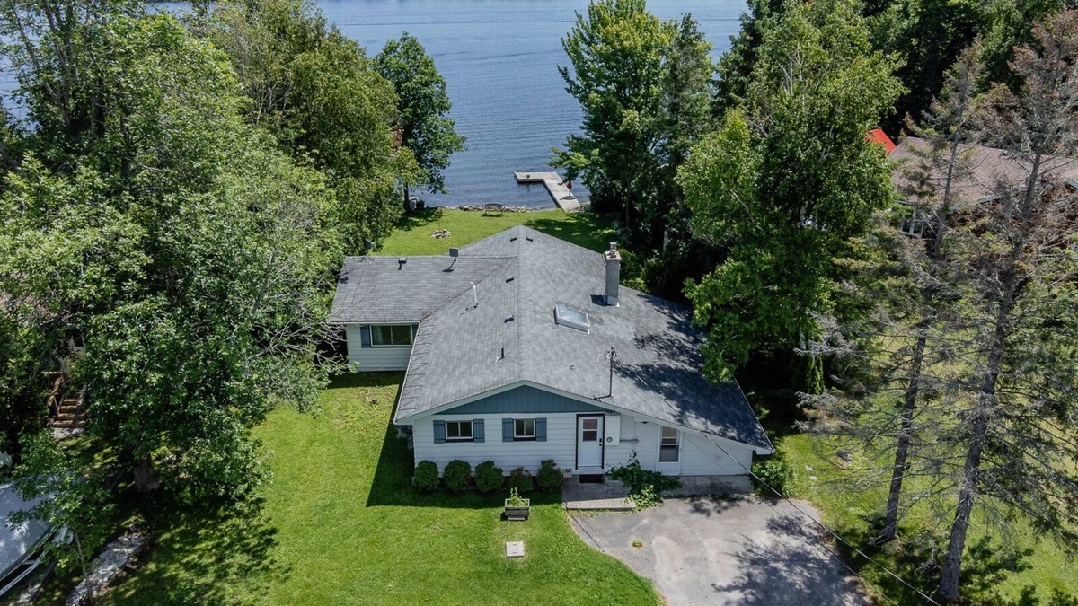 Bobcaygeon Cottage | Lake View Waterfront Cottage 4 BDR 1 BATH 46" HDTV Wi-Fi BBQ Patio Deck Sleeps8