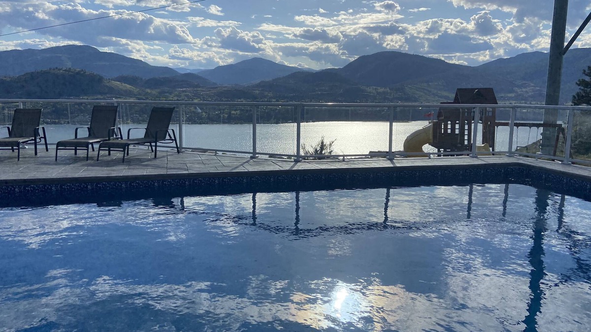 Okanagan-Similkameen Bed & Breakfast | Lake view with pool