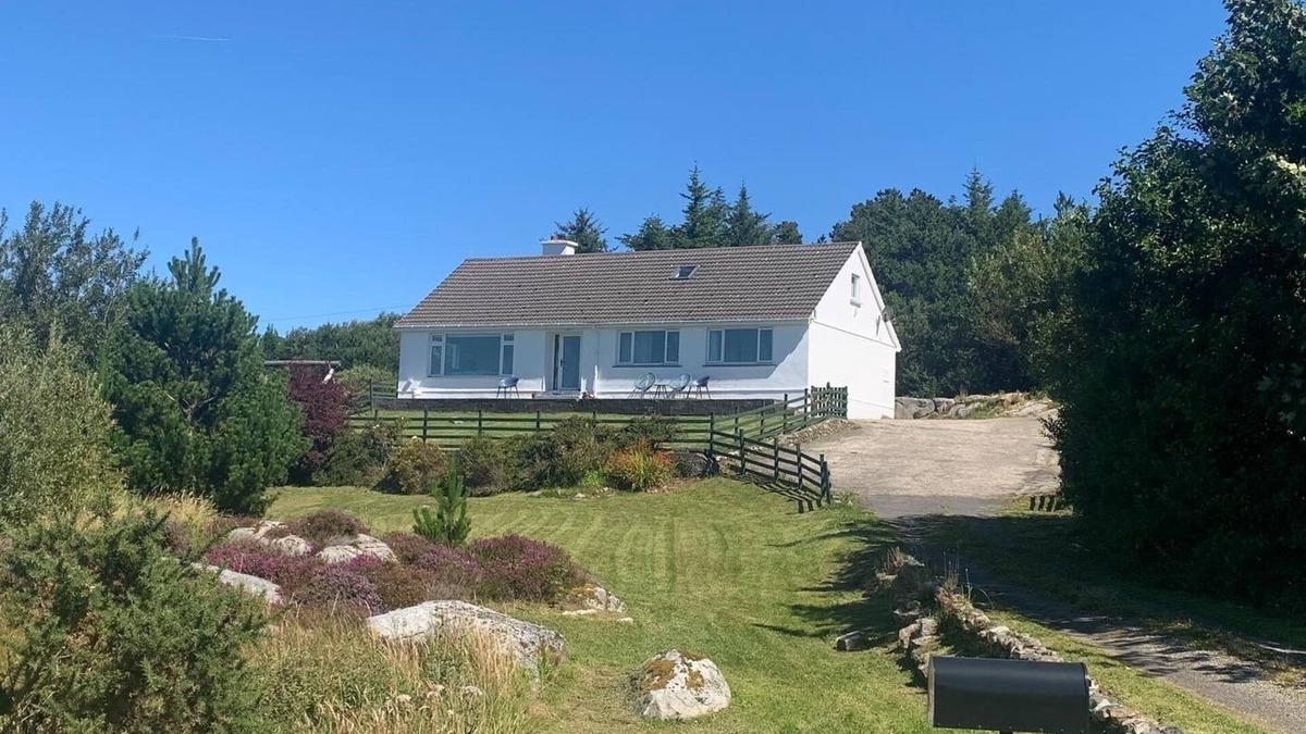 Burtonport House | Lake views - 5 bed detached house in Donegal