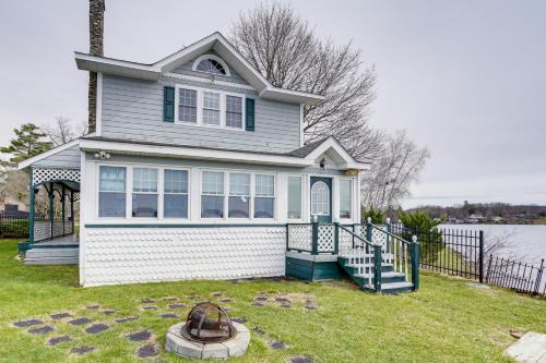 Pittsfield House | Lake Views and Dock Access - Pittsfield Cottage!
