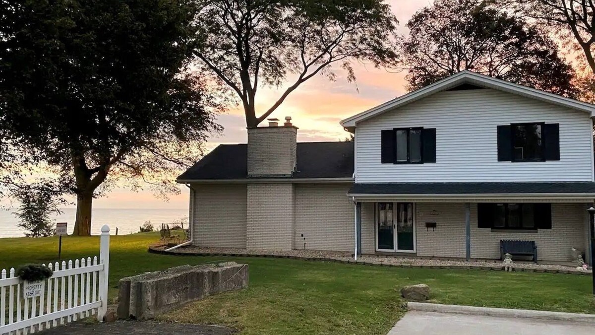 Lorain House | Lake views and Sunsets for Days