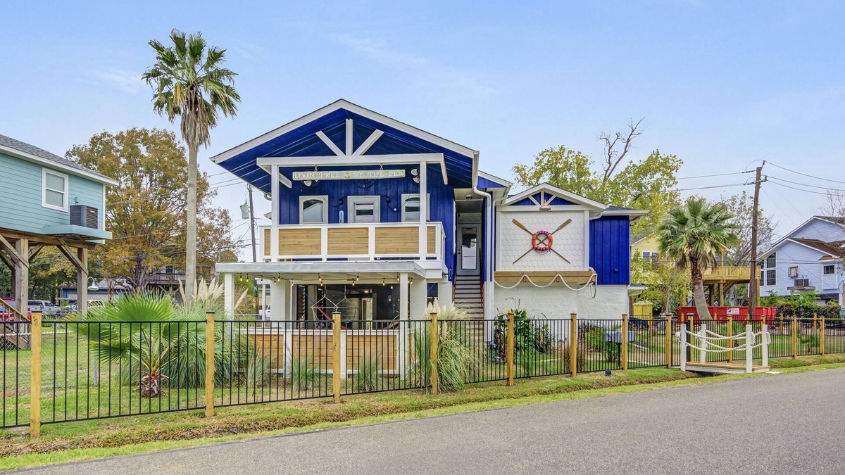 Kemah House | Lake views at the Lakeside Lounge in Kemah