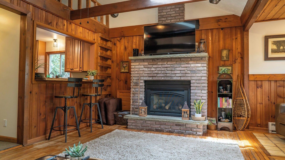 Lake Harmony Cottage | LAKE VIEWS! Cottage near lake access, 4 kayaks, AC, linens included.