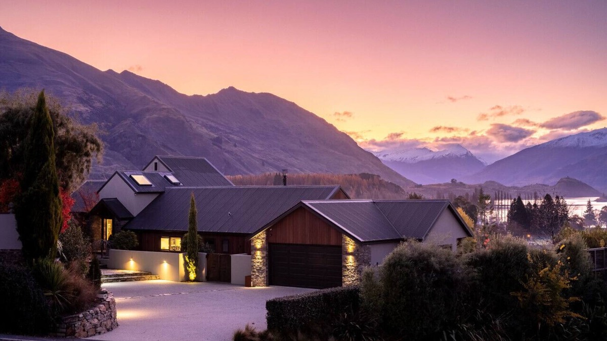Wanaka House | Lake views in a homely environment