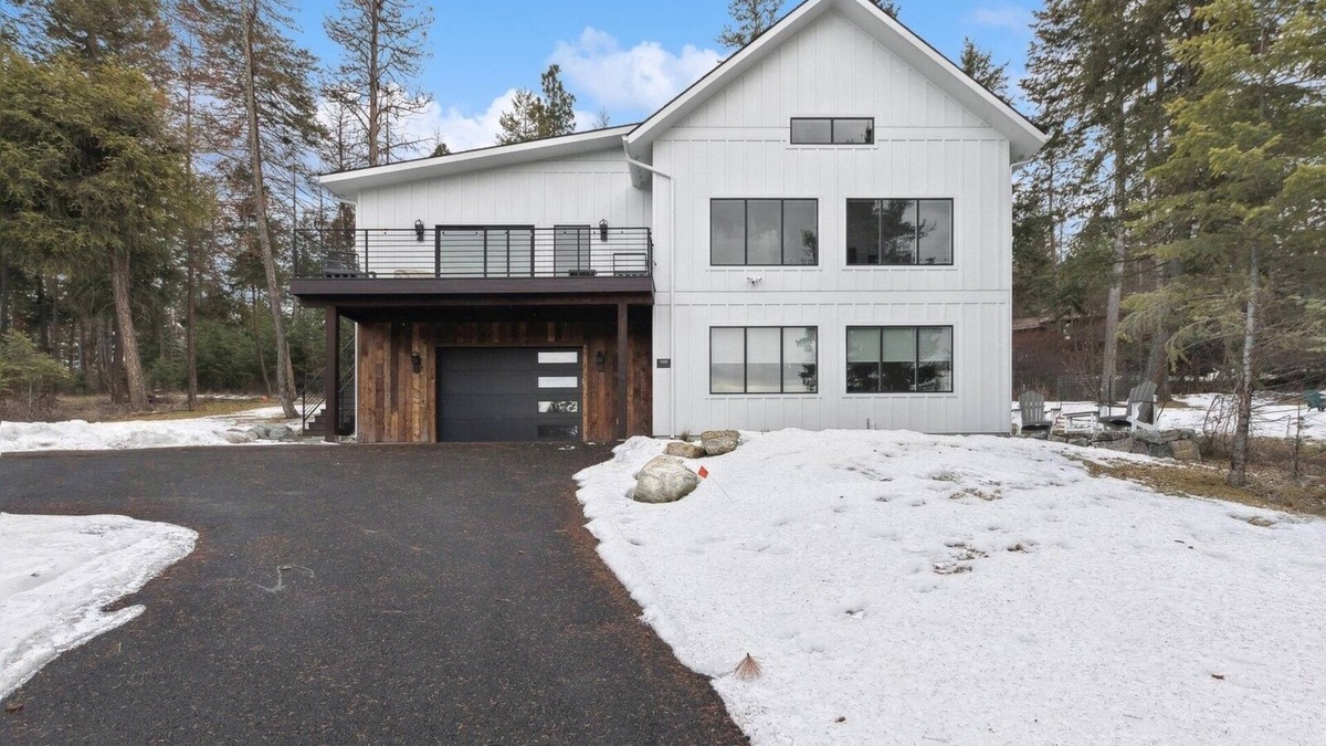 Lakeside House | Lake Views, Modern & Luxurious, Walk to Town