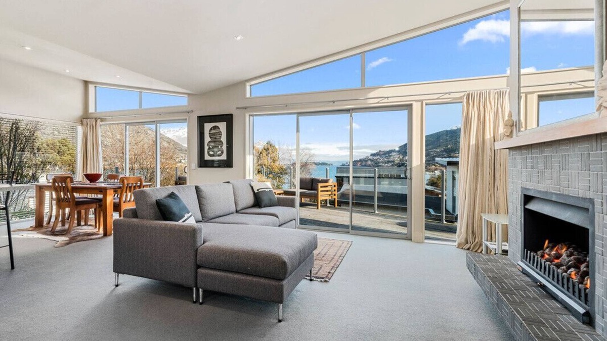 Frankton Cottage | Lake Views on Yewlett - Queenstown Holiday Home