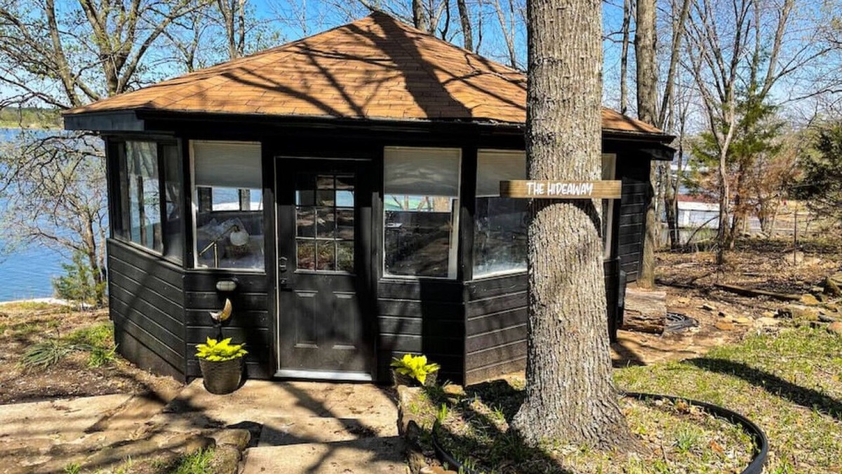 Hulbert Cabin | Lake views! Steps to the water! Sweetheart getaway