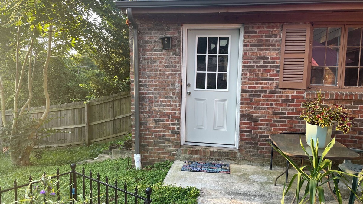 Bristol Apartment | Lake w fish, paddle boat cave, horses, BMS, Music Museum skating Bowling, Casino