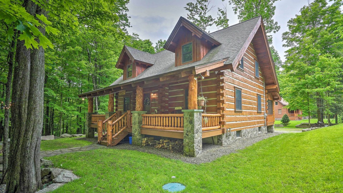 Greentown Cabin | Lake Wallenpaupack Cabin w/Shared Pool!