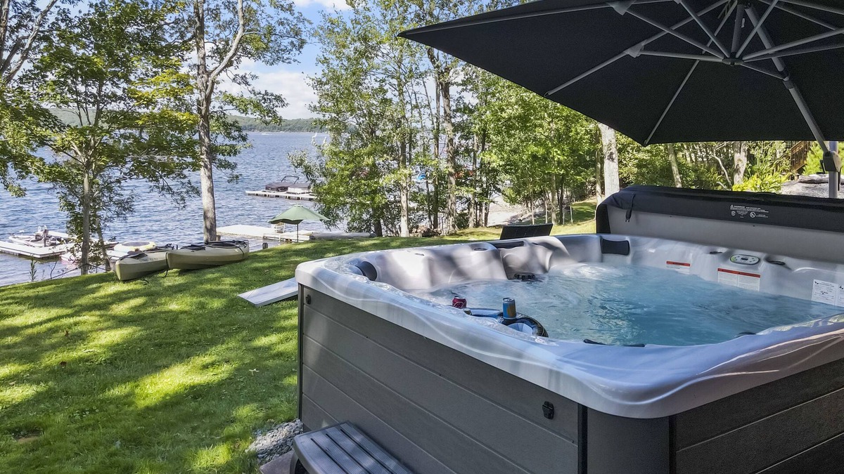 Tafton House | Lake Wallenpaupack Lakefront - 3 bed 2 bath Stunning Views with Hot Tub