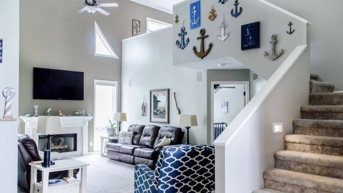 Syracuse House | Lake Wawasee Channel front Home away from Home!