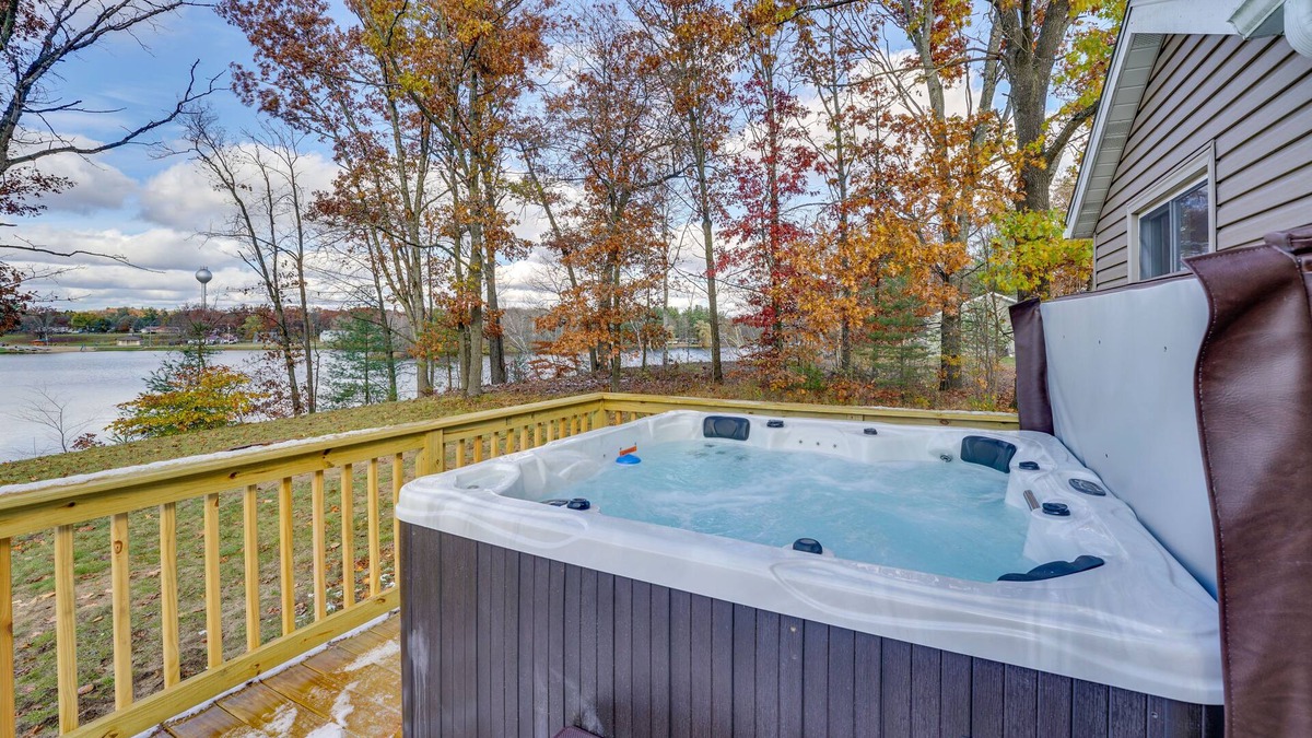 White Cloud House | Lake White Cloud Home with Fire Pit!