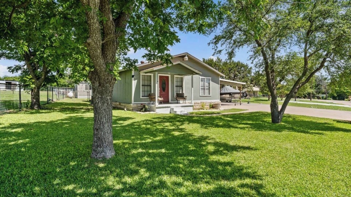 Laguna Park House | Lake Whitney 3BR getaway: family-ready, boat-friendly, Wi-Fi, fire pit