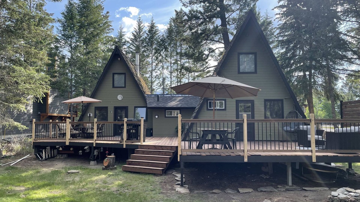 East Kootenay Cabin | Lake Windermere Cabin |Close to Ski Hills and Hot Pools |Short walk to beach