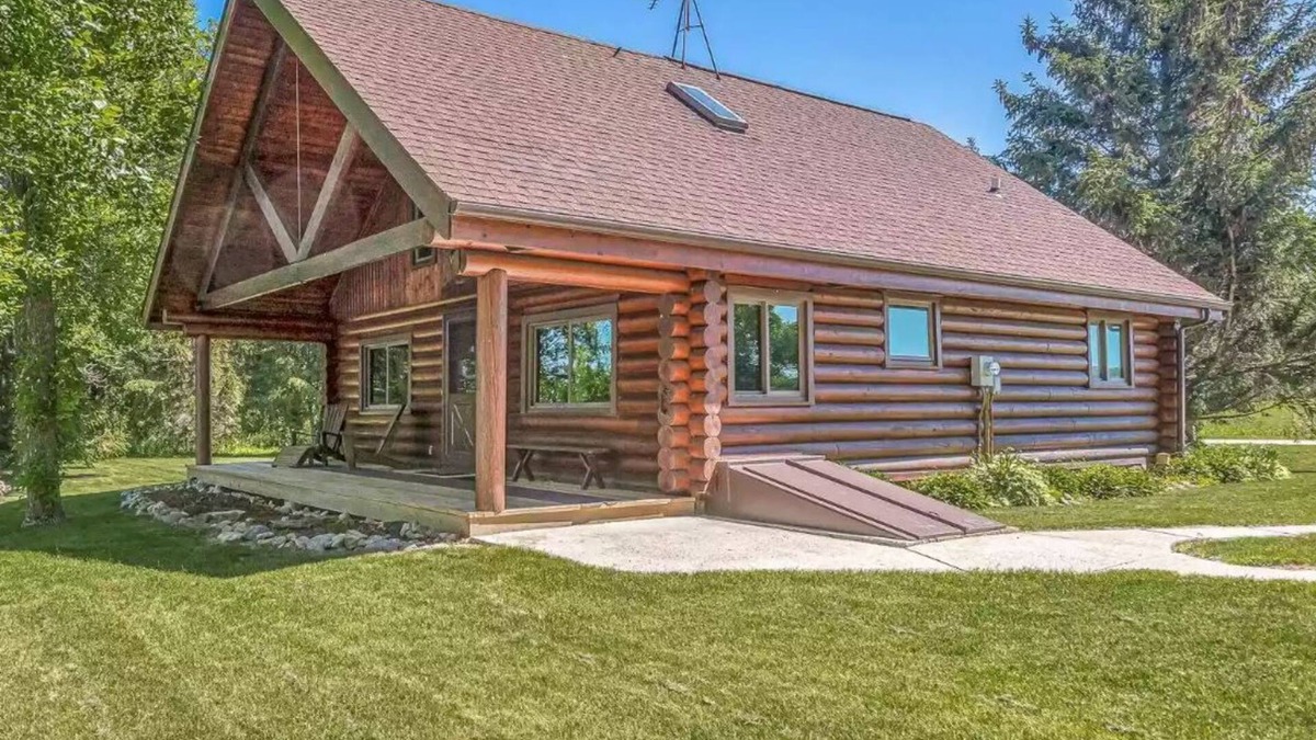 Chilton House | Lake Winnebago waterfront 3 bedroom Log home on a private lot with a great view!