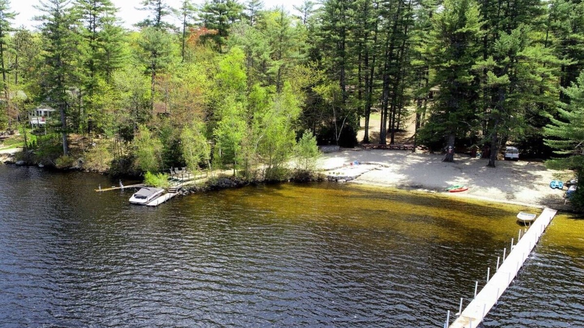 Moultonborough Cabin | Lake Winni 2 bedroom plus den - large sandy beach, kayaks at Deepwood Lodges