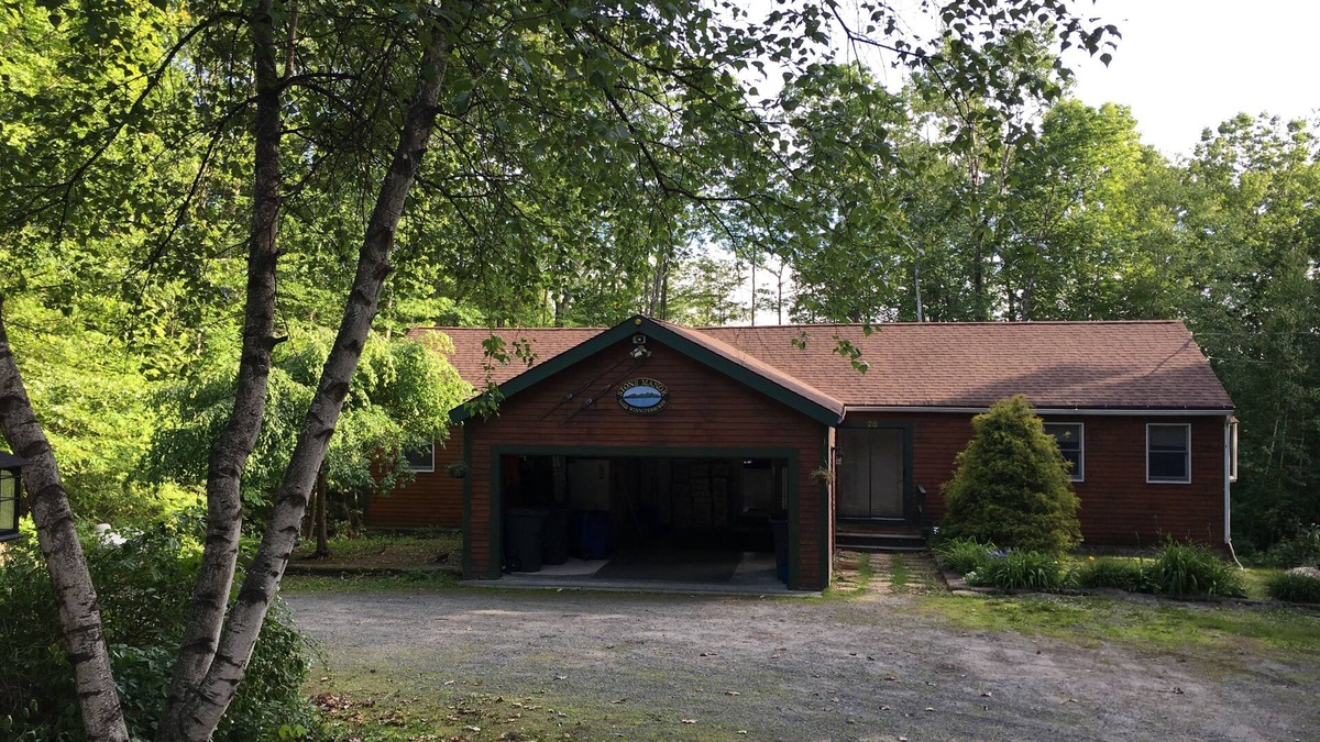 Moultonborough House | Lake Winni, walk to the beach, boat ramp, 3 acres, pool table, firepit, canoe