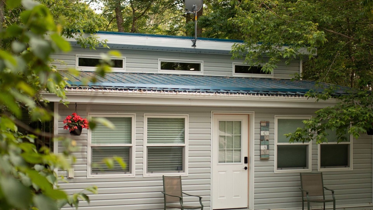 Grand Marais Cottage | Lake Winnipeg All Season Cozy Cottage with Outdoor Cedar Sauna
