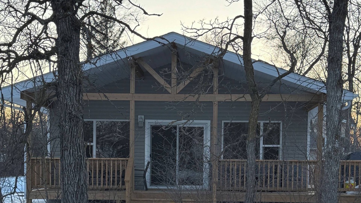 Dunnottar Cabin | Lake Winnipeg West Shore Retreat in the Village of Dunnottar