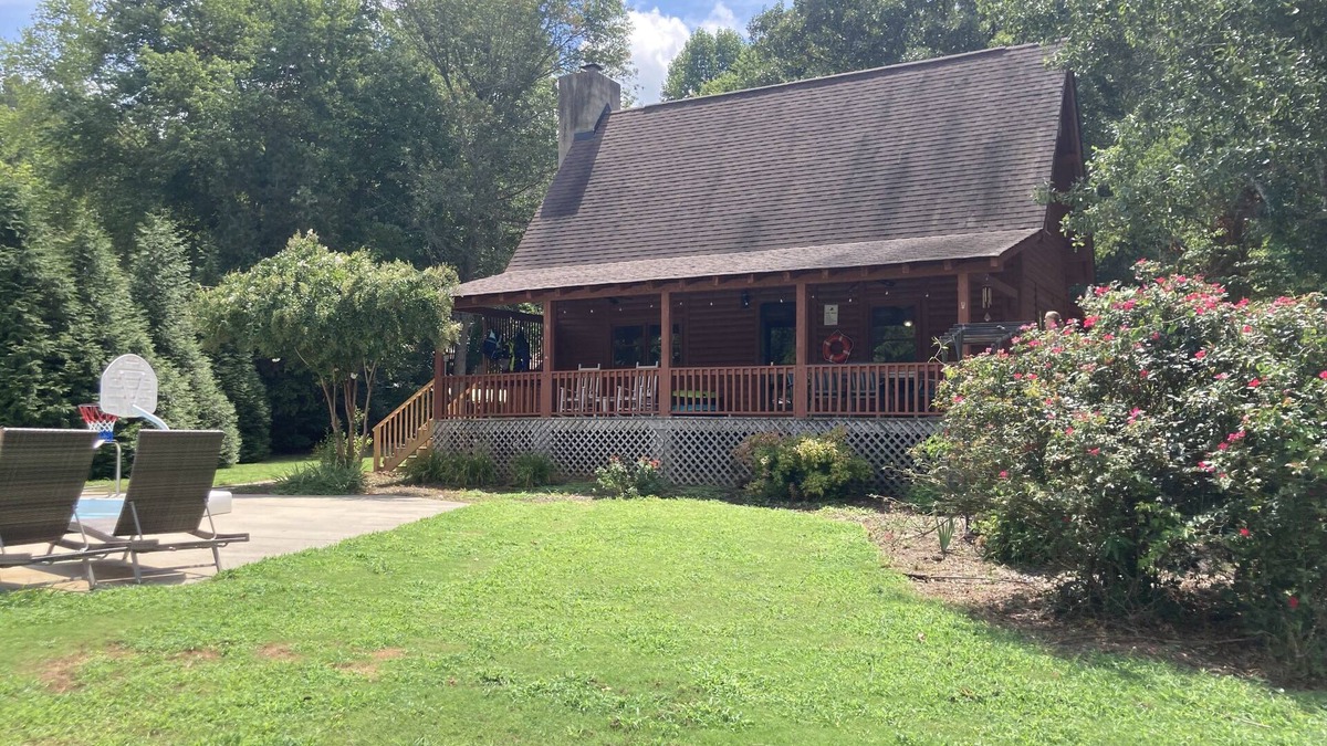 Rock Hill House | Lake Wylie log cabin with Pool and King bed!