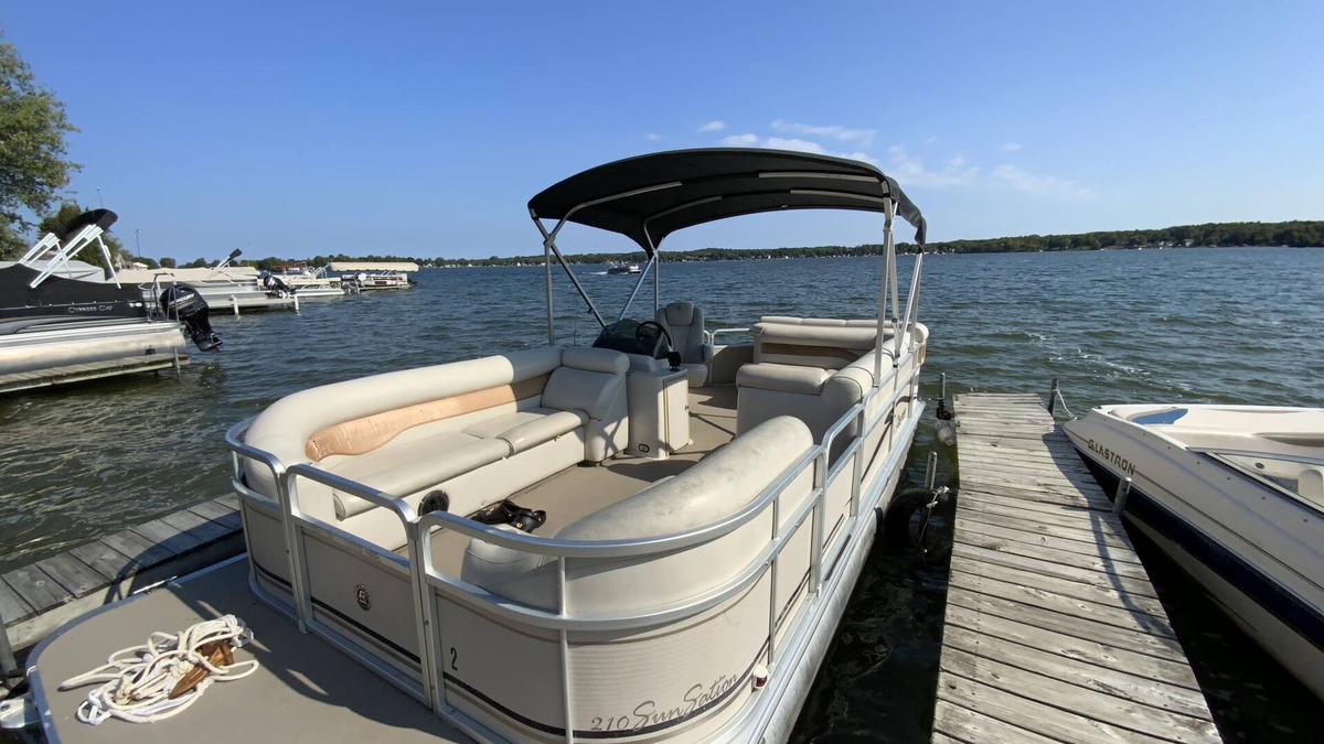 Manitou Beach-Devils Lake Cottage | Lakefront Family Retreat-Great set up for multi generational families